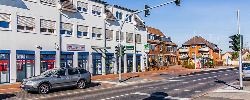 An der Bahnstraße in Rommerskirchen findet sich eine kleine Ansammlung von Geschäften und Ärzten. Sowohl leckere Spezialitäten als auch tolle Sachen zum einkaufen warten auf Dich – doch auch Dienstleistungen werden in Rommerskirchen nicht klein geschriebe An der Bahnstraße in Rommerskirchen findet sich eine kleine Ansammlung von Geschäften und Ärzten. Sowohl leckere Spezialitäten als auch tolle Sachen zum einkaufen warten auf Dich – doch auch Dienstleistungen werden in Rommerskirchen nicht klein geschriebe