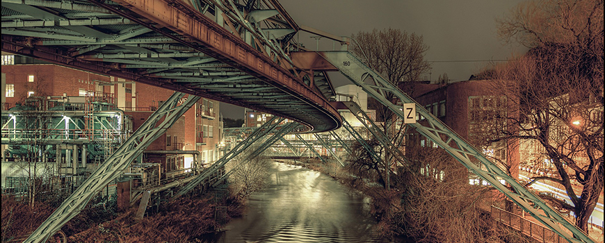 Die Planung für das Projekt Schwebebahn in Wuppertal reicht zurück bis ins Jahr 1887. Der tatsächliche Bau startete aber erst neun Jahre später. Der Begriff „Schwebebahn“ ist technisch eigentlich nicht zutreffend, da bei der Einschienenhängebahn in Wuppe Die Planung für das Projekt Schwebebahn in Wuppertal reicht zurück bis ins Jahr 1887. Der tatsächliche Bau startete aber erst neun Jahre später. Der Begriff „Schwebebahn“ ist technisch eigentlich nicht zutreffend, da bei der Einschienenhängebahn in Wuppe