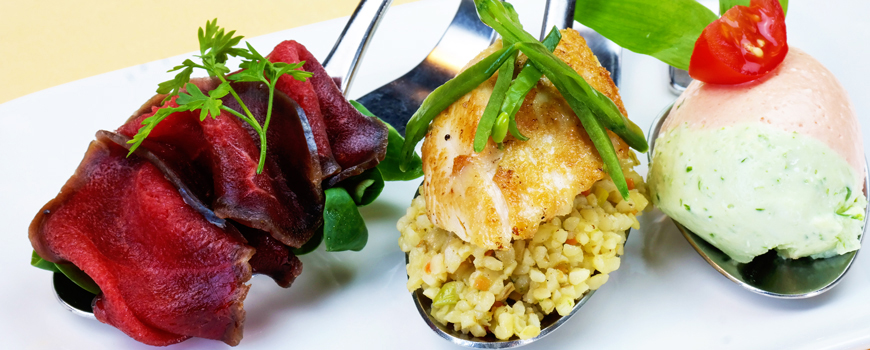 Fachwerk Restaurant: Mini-Schmaus in einem lauschigen Ambiente und auf der Terrasse Fachwerk Restaurant: Mini-Schmaus in einem lauschigen Ambiente und auf der Terrasse