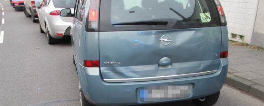 Defektes Auto am Fahrbahnrand zu spät gesehen Defektes Auto am Fahrbahnrand zu spät gesehen