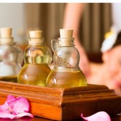 Massage mit Sesam- oder Mandelöl Massage mit Sesam- oder Mandelöl