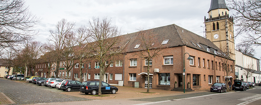 Auch außerhalb der turbulenten Marktzeiten bietet der Marktplatz einige tolle Adressen, um etwas für sein Geld zu bekommen. Der Marktplatz wurde 1985/86 von Grund auf neu gestaltet und überarbeitet und lädt somit selbst nach Ladenschluss zu entspannenden Auch außerhalb der turbulenten Marktzeiten bietet der Marktplatz einige tolle Adressen, um etwas für sein Geld zu bekommen. Der Marktplatz wurde 1985/86 von Grund auf neu gestaltet und überarbeitet und lädt somit selbst nach Ladenschluss zu entspannenden