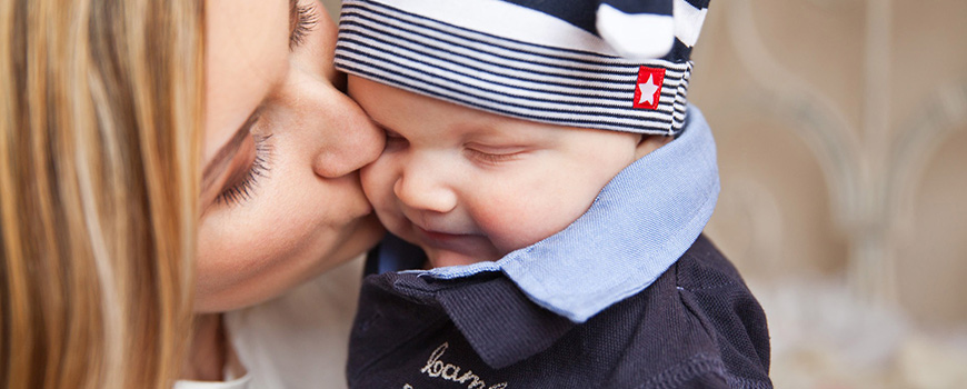 Die Familie verschenkt Blumen, Geschenke, Schmuck – und natürlich ganz viel Liebe Die Familie verschenkt Blumen, Geschenke, Schmuck – und natürlich ganz viel Liebe