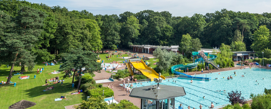 Ein letztes Mal in beheizten Freibad-Becken schwimmen Ein letztes Mal in beheizten Freibad-Becken schwimmen
