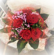 Rote Rosen Strauß, mit passendem Beiwerk. Rote Rosen Strauß, mit passendem Beiwerk.